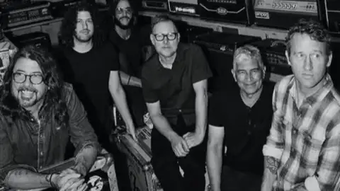 Foo Fighters anuncia novo single, "Asking For a Friend"