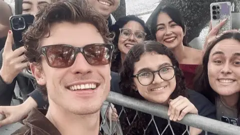 Shawn Mendes esbanja simpatia e atende fãs na porta de hotel no Rio de Janeiro