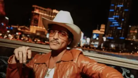 Bruno Mars anuncia que seu novo álbum, o primeiro solo em 10 anos, está pronto